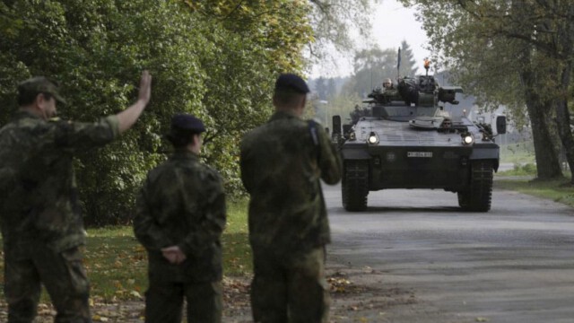 Flintenuschi macht ernst: Bundeswehr wird an der russischen Grenze „rotieren“