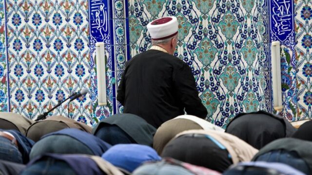 diskriminierung deutscher frauen imam verweigert lehrerin den handschlag