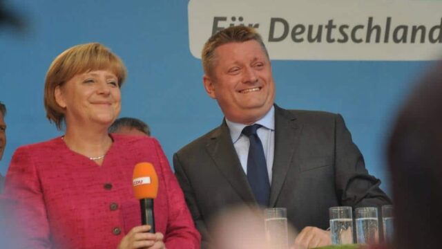 merkel zufrieden cdu gesundsheitsminister pluendert gesundheitsfond fuer fluechtlinge