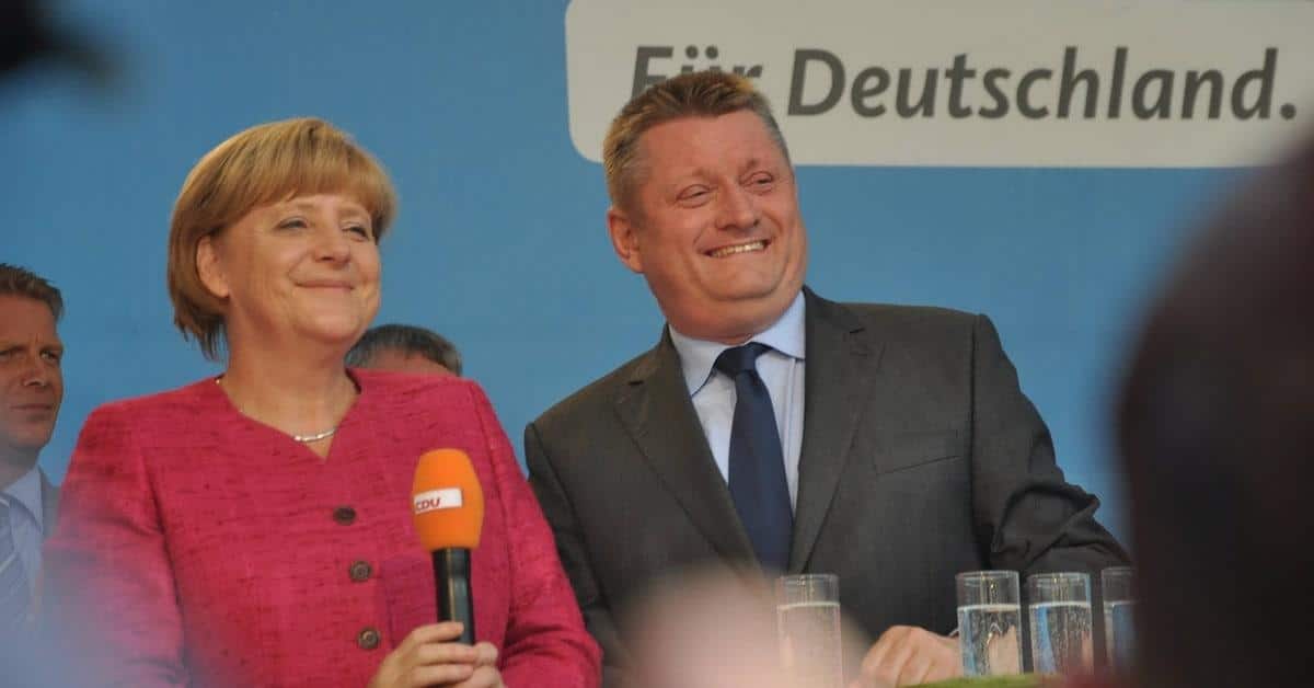 merkel zufrieden cdu gesundsheitsminister pluendert gesundheitsfond fuer fluechtlinge