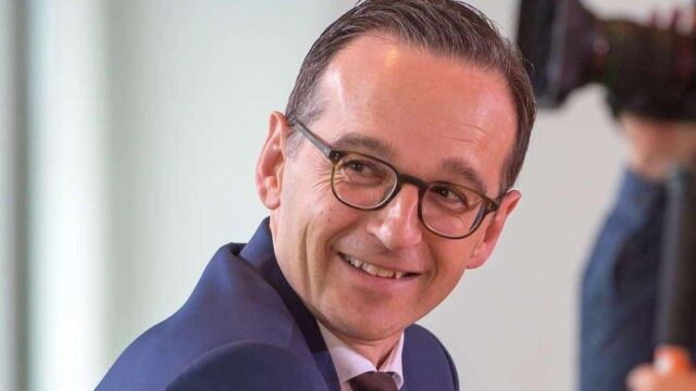hasskommentare zensurminister laesst wohnungen stuermen illegale schaenden ungestraft weiter