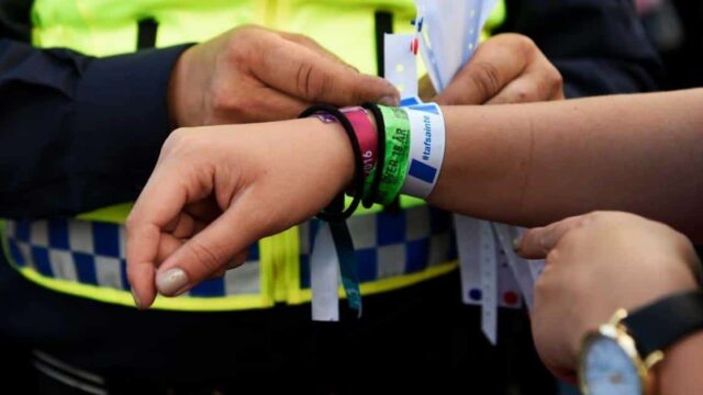 „Rühr-mich-nicht-an“-Bändchen sollen Frauen vor Vergewaltigungen durch Migranten schützen