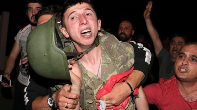 Erdoğan spricht von »Allahs Geschenk« an Türkei: AKP-Anhänger köpfen Putsch-Soldaten