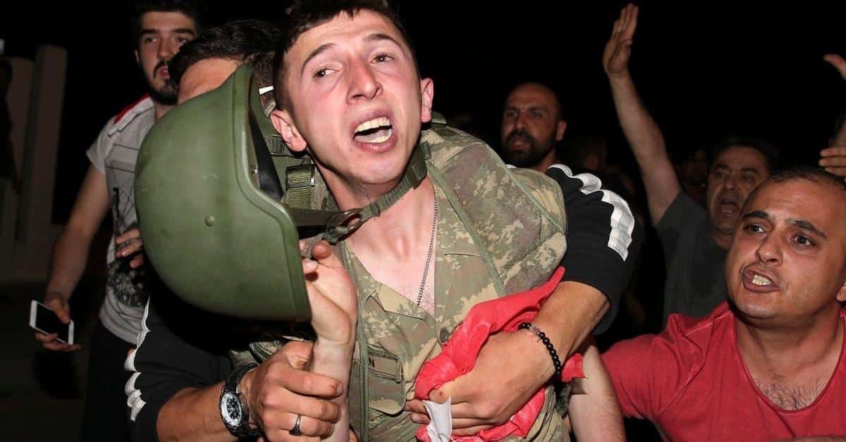 Erdoğan spricht von »Allahs Geschenk« an Türkei: AKP-Anhänger köpfen Putsch-Soldaten