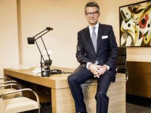 Die gefälschte „Flüchtlingskrise“ 4 Der Präsident des Bundesverbands Deutsche Industrie e.V., Ulrich Grillo, wünscht sich 800.000 zusätzliche ausländische Arbeitskräfte in Deutschland. Die europäischen Verträge verbieten dies und die öffentliche Meinung ist dagegen. Also beteiligt er sich an der Inszenierung der „Flüchtlingskrise“, um die Änderung der gesetzlichen Regelungen anzuschieben.