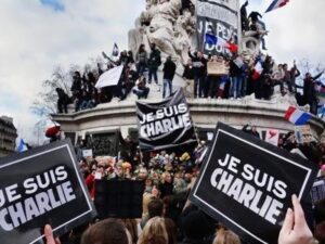 Im Januar 2015, als die Zeichner von Charlie-Hebdo ermordet wurden, startete ein Direktor von „Reporter ohne Grenzen“, Joachim Roncin, den Slogan "Ich bin Charlie." Er wird sofort als ein Mittel aufgegriffen, um sich als Individuum mit der Masse zu vereinen, und wird dann auch jedem neuen Attentat (z. B. als „Ich bin Brüssel’ im März 2016) neu angepasst. Einzelpersonen, die sich weigern, diesem Motto zu folgen, werden der Abweichung und ’Verschwörung’ beschuldigt.