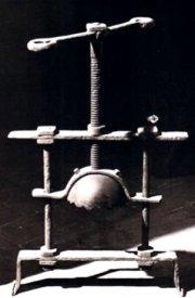 Kopfpresse – mittelalterliches Folterwerkzeug, (möglicherweise auch benutzt, um Opfer zu zwingen, „die Wahrheit“ zu sagen)