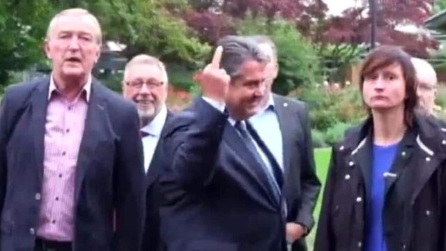 SPD-Chef Sigmar Gabriel zeigt dem „Pack“ seinen Stinkefinger
