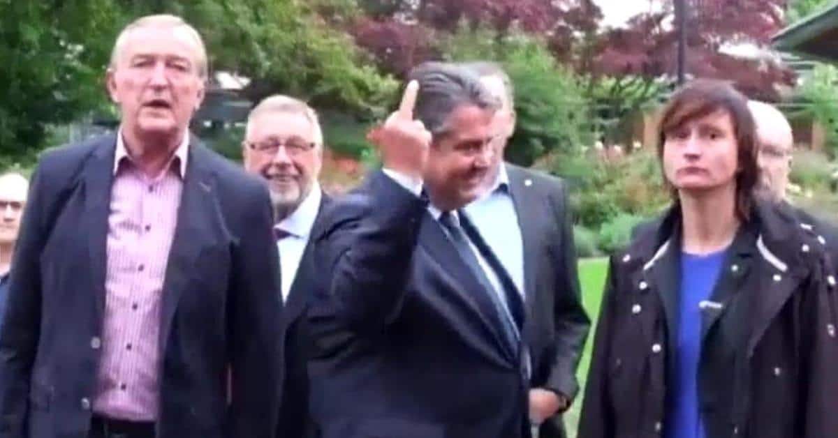 SPD-Chef Sigmar Gabriel zeigt dem „Pack“ seinen Stinkefinger