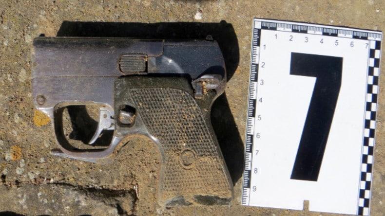 Krim: USA bereitet Dritten Weltkrieg vor – Anatomie eines Verbrechens 2 Pistole mit integriertem Schalldämpfer, die laut FSB-Angaben bei den festgesetzten Saboteuren gefunden wurde.