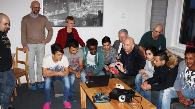 Skandal: Arbeiterwohlfahrt bringt illegalen das Flüchtlingen Flirten bei