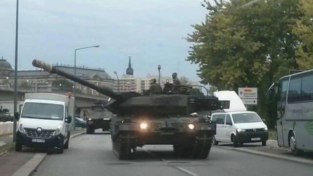 Einheitsfeier in Dresden: Merkel-Regime lässt Panzer auffahren