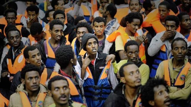 Warum holen wir die illegalen Migranten nicht gleich in Afrika ab?
