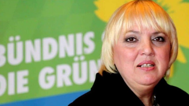 Mitten im Bundestag: Claudia Roth (Bündnis 90/Die Grünen) erhält ein Päckchen Drogen