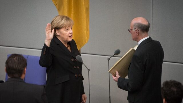 Staatsrechtler sehen Bundeskanzlerin Merkel als Verfassungsbrecherin
