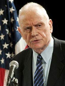 Blackstone und Rothschild: Nutznießer des verschwundenen Malaysia Airlines Fluges MH370 3 3 Lee Hamilton, Präsident vom Wilson-Center. Dieser ehemalige demokratische Parlamentarier hat Ronald Reagan während des Iran-Contra-Skandals gerettet. Im Jahr 2000 nahm er an der Ausarbeitung des kolonialen Begriffs der "Verantwortung zum Schutz" teil. Er war Co-Präsident der Untersuchungskommission des Präsidenten über den 11. September, die die Aufmerksamkeit vom Putsch auf die Anschläge umleitete. Im Jahr 2006 war er Co-Präsident der Baker-Hamilton-Kommission, die die militärische Pause im Nahen Osten beschloss.