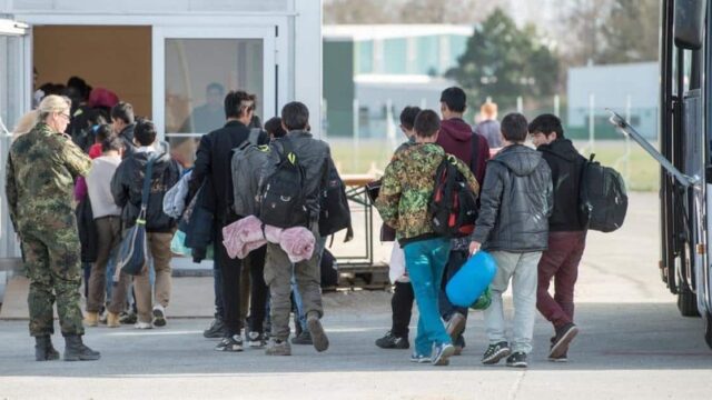 Schleusertum auf Steuerzahlerkosten: Merkel-Regime lässt tausende Asylanten einfliegen