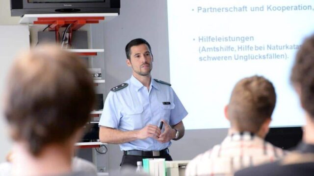 Bayern: Schüler von Schule geflogen, weil er Kritik an der Bundeswehr übte