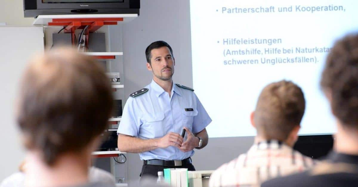 Bayern: Schüler von Schule geflogen, weil er Kritik an der Bundeswehr übte