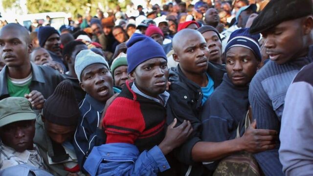 „Kindermigrant“ vergewaltigt 67-Jährige: Franzosen stürmen Asylzentrum