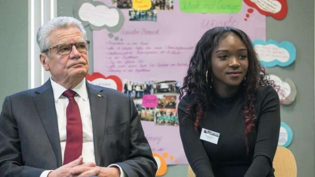 Offenbach: „Vorbildlich integrierte muslimische Schülerin“ verweigert Gauck Handschlag
