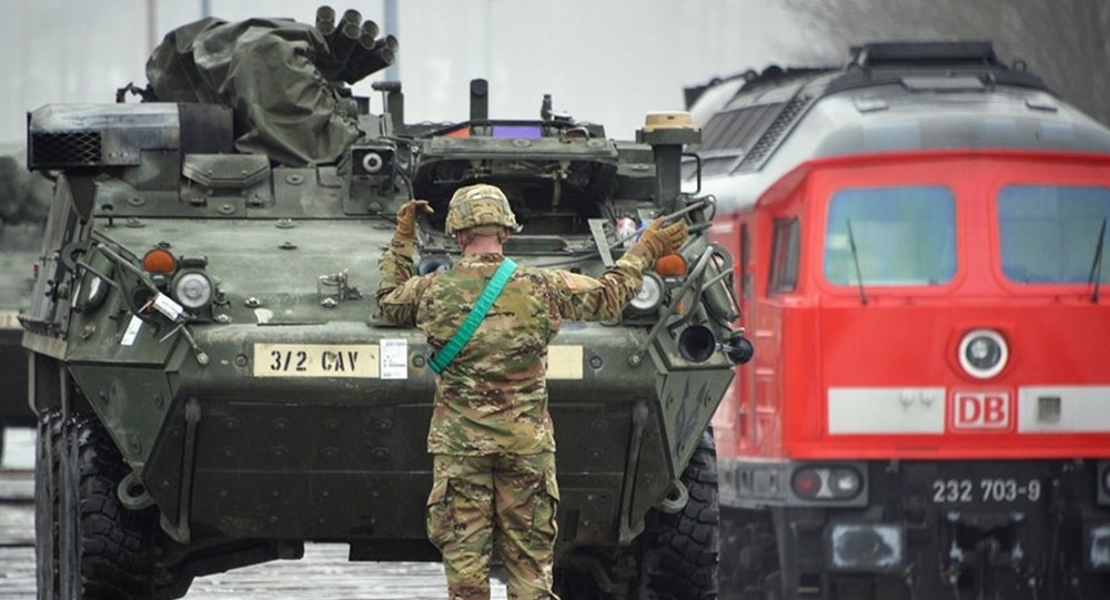 US-Aufmarsch in Europa beginnt: Erstes Panzer-Transportschiff in Bremerhaven gelandet