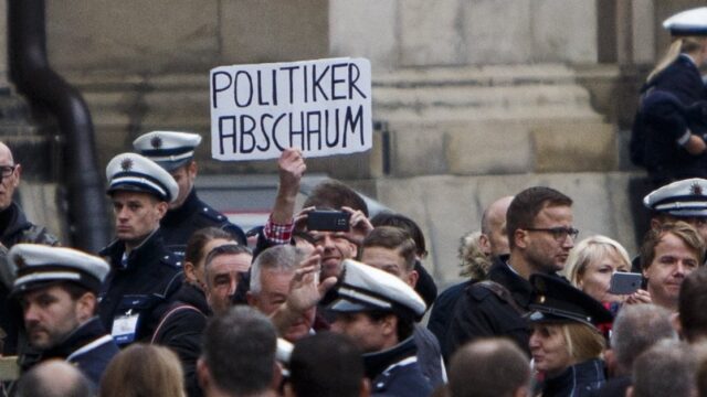 Merkels ideologische Kettenhunde deklarieren „Volksverräter“ zum „Unwort des Jahres“