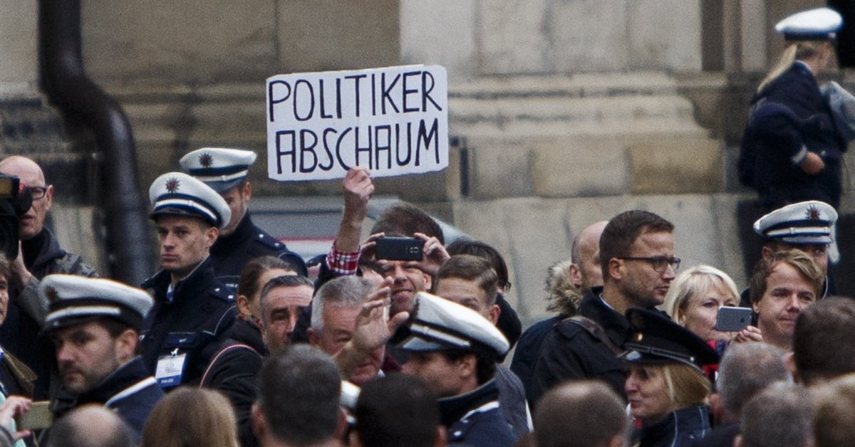 Merkels ideologische Kettenhunde deklarieren „Volksverräter“ zum „Unwort des Jahres“