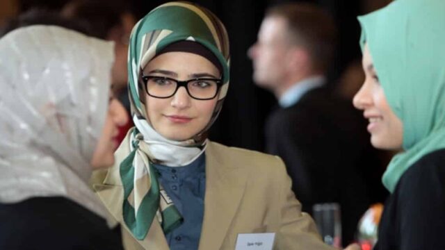 Islamisierung: BAMF-Mitarbeiterin mit Kopftuch lehnt Asylantrag irakischer Christen ab