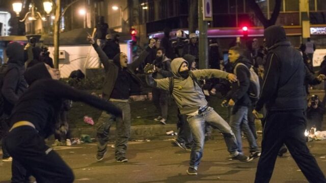 Bürgerkriegsähnliche Zustände: Flüchtlingsmob zieht randalierend durch Peine
