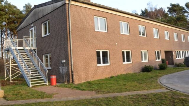 Aufstand mit Eisenstangen: Migranten schlagen auf Heim-Personal ein – Polizist schwer verletzt