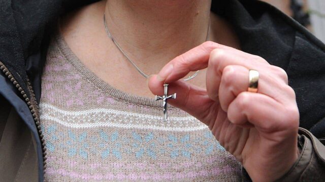 Berlin: Lehrerin per Dienstanweisung verboten, Halskette mit Kreuz-Anhänger zu tragen