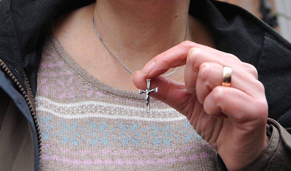 Berlin: Lehrerin per Dienstanweisung verboten, Halskette mit Kreuz-Anhänger zu tragen