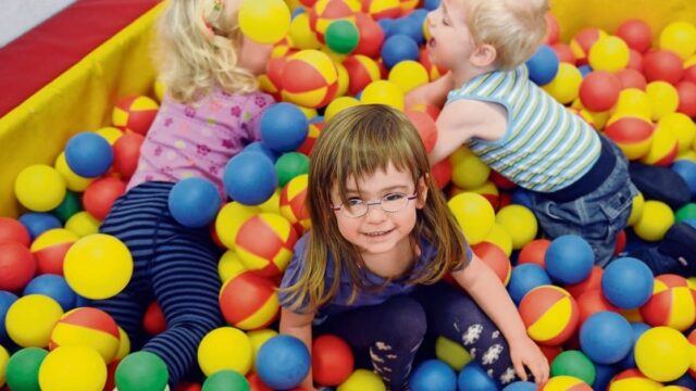 300.000 Kita-Plätze fehlen: Kein Geld für Kinder, aber Milliarden für illegale Migranten