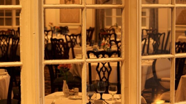 Mit der Macht an einem Tisch: Wie die Politik bestimmt was Alphajournalisten schreiben