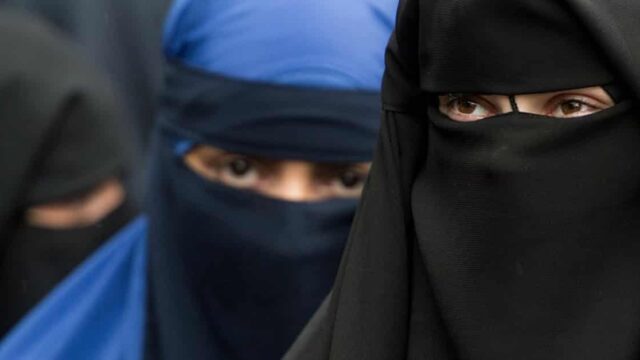 Niedersachsen: Mädchen dürfen vollverschleiert mit Burka in den Unterricht