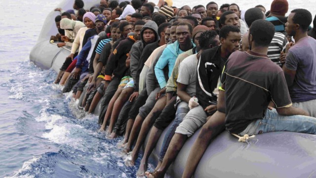 Neue Beweise: Schlauchboot-Migranten rufen NGOs wie "Taxis" an – und werden abgeholt!