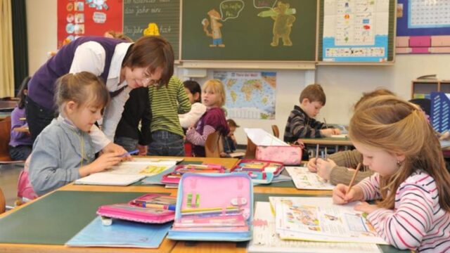 Indoktrinierung geht weiter: Schwarz-Grün in Hessen weicht Werbeverbot an Schulen auf