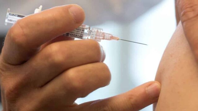 Neue Zwangsimpfung in Deutschland – Pharmaindustrie geht jetzt sogar über Leichen