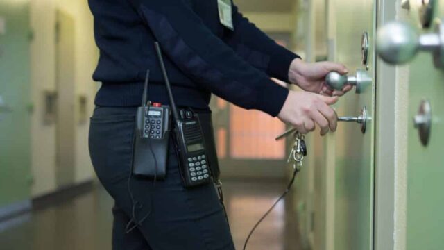 Mehr kriminelle Migranten als freie Plätze: Gefängnisse in Deutschland vollkommen überfüllt
