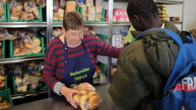 Illegale Migranten bei der Tafel bevorzugt – Für Deutsche bleiben nur noch Reste und Abfälle