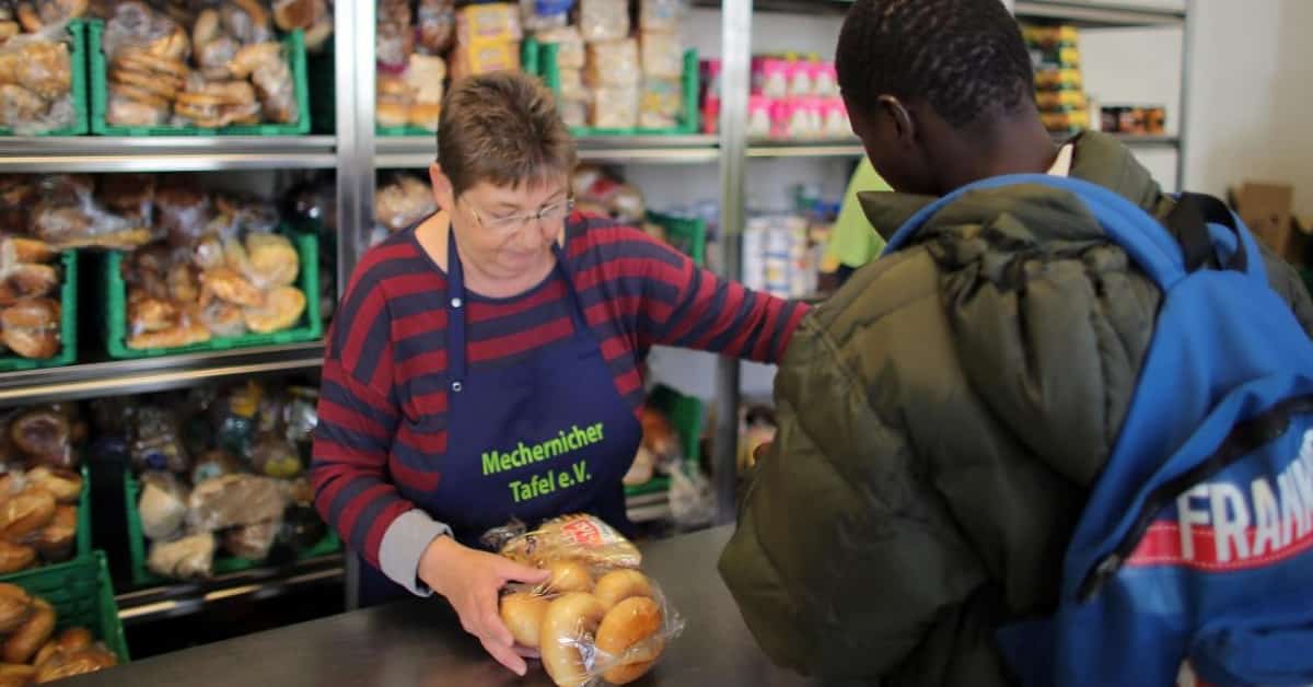 Illegale Migranten bei der Tafel bevorzugt – Für Deutsche bleiben nur noch Reste und Abfälle