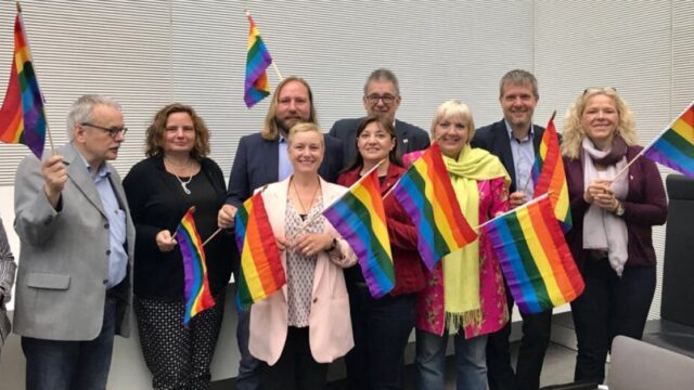 Zensur-Gesetz: Nur 40 Politiker bei Abstimmung anwesend – Der Rest feierte Backstage Homoehe