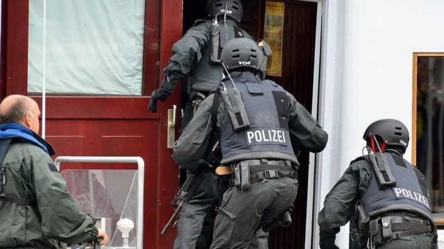 Willkommen in der Diktatur: Jetzt schon Hausdurchsuchungen wegen Reise auf die Krim