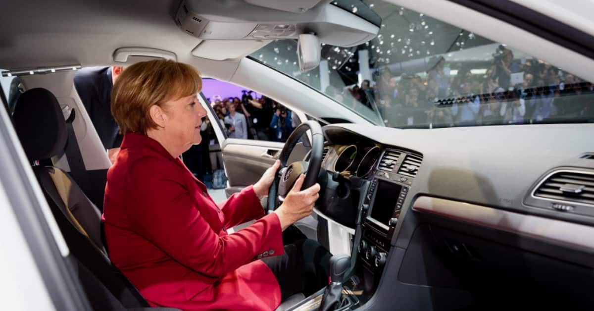 Kanzlerin Merkel: Selbstständiges Autofahren bald nur noch mit Sondererlaubnis möglich
