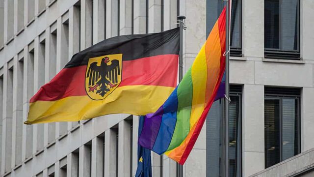 Sonderrechte für Schwule: SPD lässt Regenbogenflaggen vor Ministerien hissen