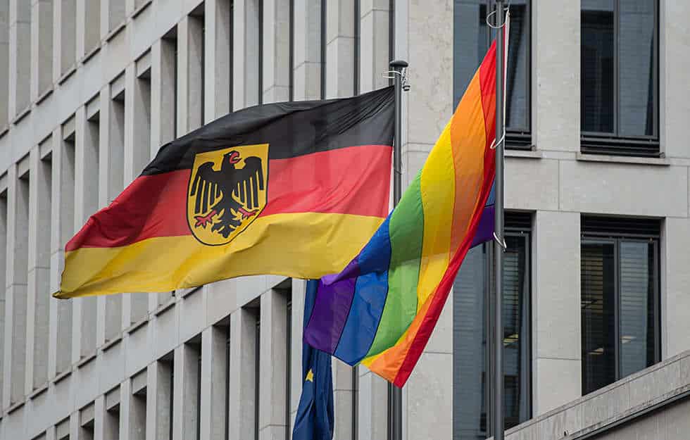 Sonderrechte für Schwule: SPD lässt Regenbogenflaggen vor Ministerien hissen