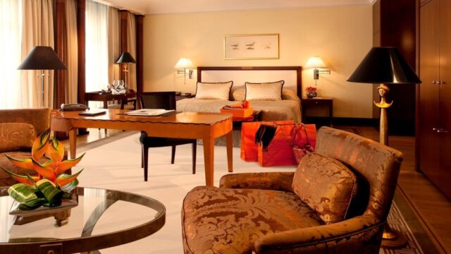 Köln: 150 männliche "Flüchtlinge" wohnen jetzt im Luxushotel – Kosten: 9,2 Millionen Euro