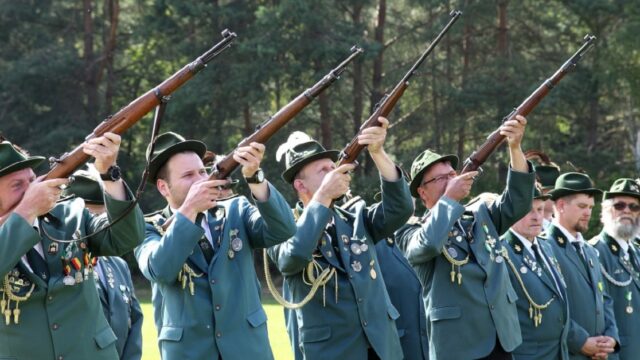 Frontalangriff auf Vereinskultur: Urteil zwingt Traditionsvereine zu Genderwahn und Multikulti