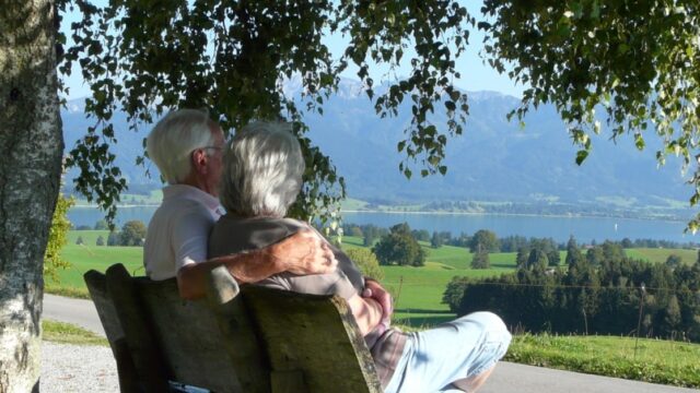 Rentner dürfen nicht länger als vier Wochen ins Ausland, ohne ihre Bezüge zu verlieren